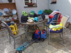 unser Reisegepaeck auf und um dem Gartentisch gestellt