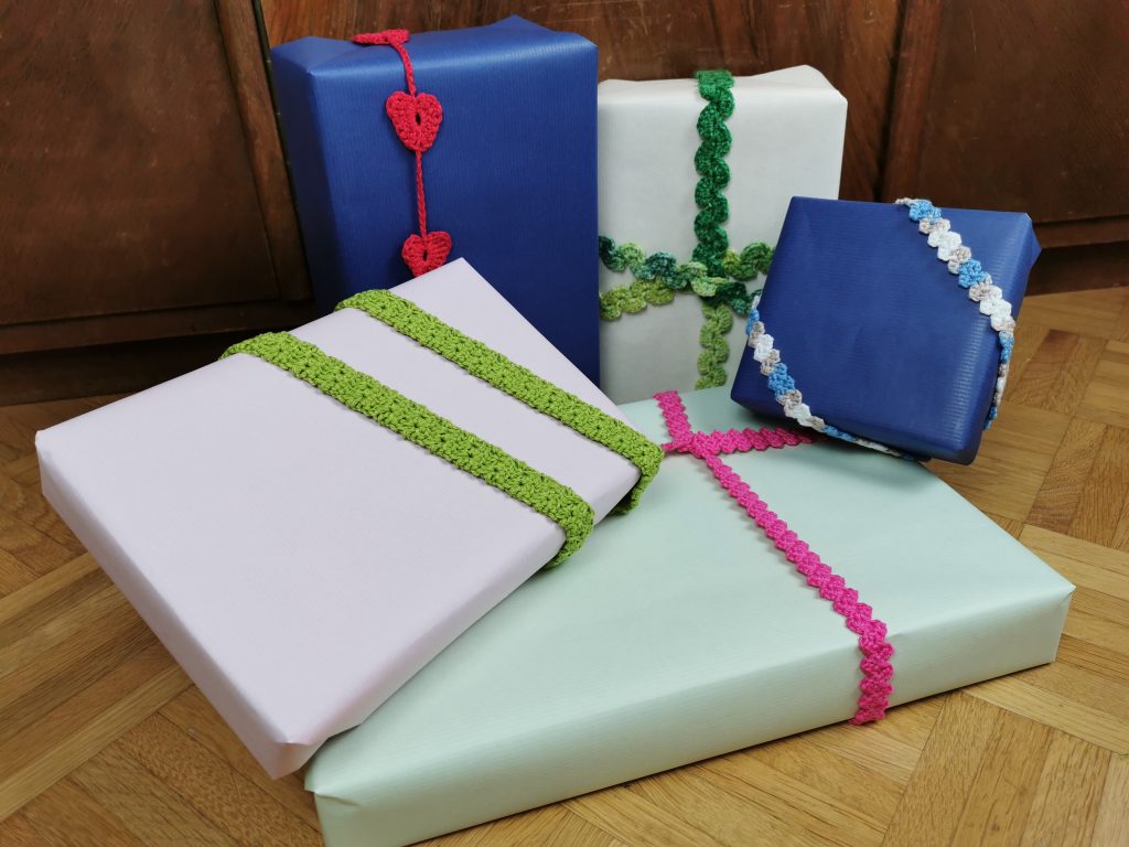 Geschenke mit selbst gehäkelten Geschenkbändern