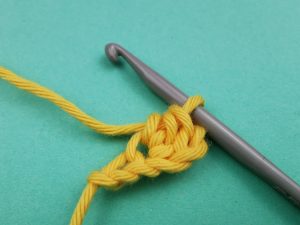 selbst gehäkeltes mittleres Zackenband: 1. Reihe, 1. Masche