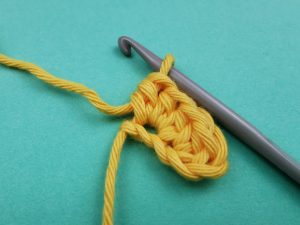 selbst gehäkeltes mittleres Zackenband: 1. Reihe, 2. bis 4. Masche