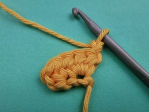 selbst gehäkeltes mittleres Zackenband: 1. Reihe, Wendeluftmaschen