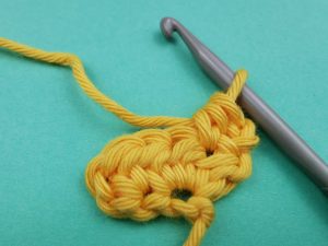 selbst gehäkeltes mittleres Zackenband: 2. Reihe, 1. Masche