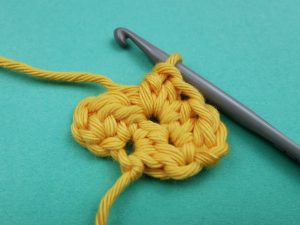 selbst gehäkeltes mittleres Zackenband: 2. Reihe, 2. bis 4. Masche