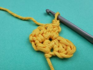 selbst gehäkeltes mittleres Zackenband: 2. Reihe, Wendeluftmaschen