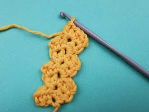 selbst gehäkeltes mittleres Zackenband: ein paar Reihen gehäkelt