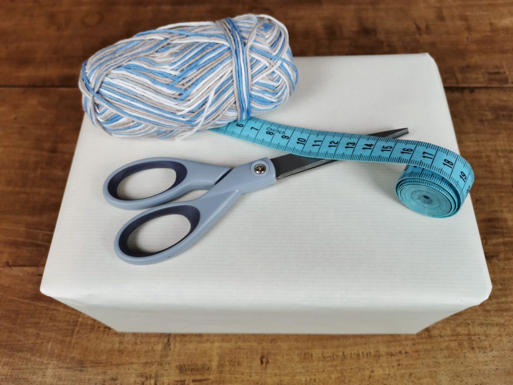 nötige Länge des selbst gehäkelten Geschenkbands ausmessen