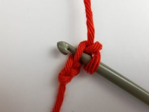 selbst gehäkeltes schmales Zackenband: 1. Reihe, 1. Einstich