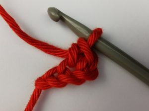 selbst gehäkeltes schmales Zackenband: 1. Reihe, 1. Masche