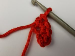 selbst gehäkeltes schmales Zackenband: 1. Reihe, Maschen 2 bis 4