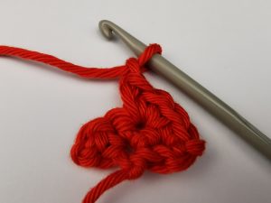 selbst gehäkeltes schmales Zackenband: 2. Reihe, Wendeluftmasche