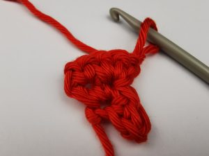 selbst gehäkeltes schmales Zackenband: wenden zur 3. Reihe