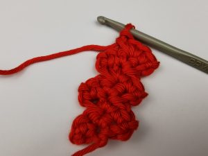 selbst gehäkeltes schmales Zackenband: mehrere Reihen gehäkelt