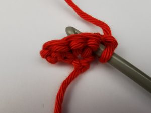 selbst gehäkeltes schmales Zackenband: 2. Reihe, Einstich zur 1. Masche