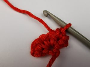 selbst gehäkeltes schmales Zackenband: 2. Reihe, 1. Masche