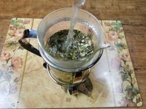 Teeaufguss mit Wasser aus dem Wasserkocher