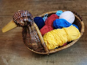 Weidenkörbchen mit Wollresten für selbst gehäkelte Geschenkbänder