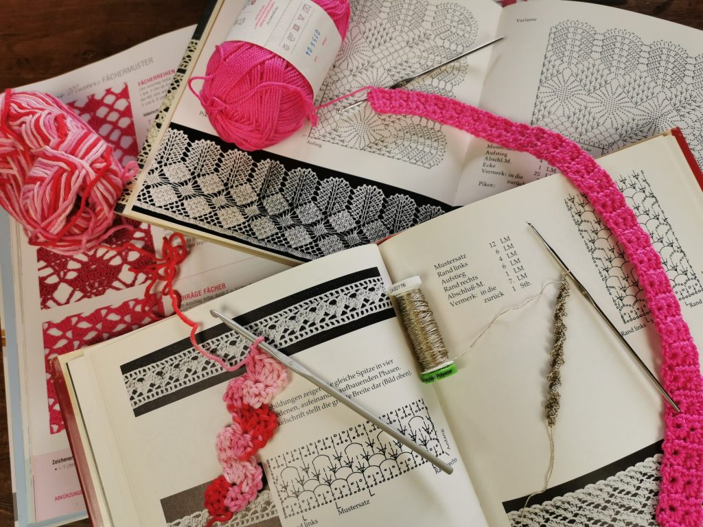 auf der Suche nach geeigneten Mustern für selbst gehäkelte Geschenkbänder