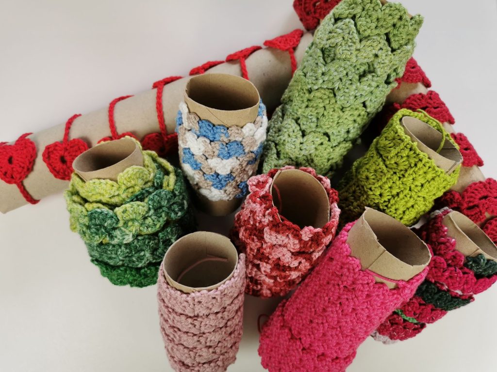 Fundus an selbst gehäkelten Geschenkbändern