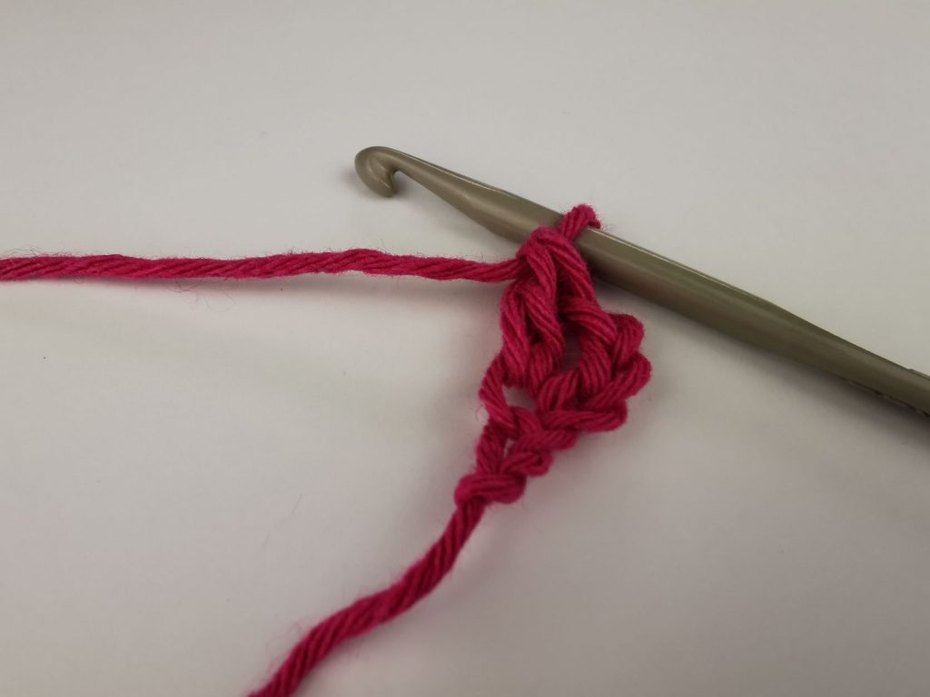 selbst gehäkeltes großes Zackenband: 1. Reihe, 1. Masche