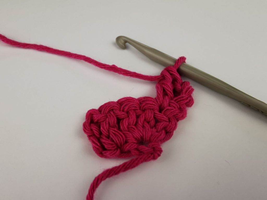 selbst gehäkeltes großes Zackenband: 2. Reihe, 1. Masche