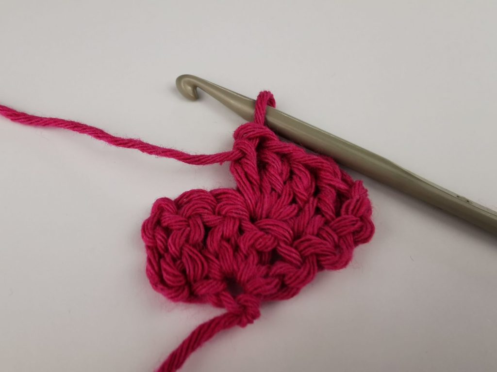 selbst gehäkeltes großes Zackenband: 2. Reihe, 2. - 4. Masche