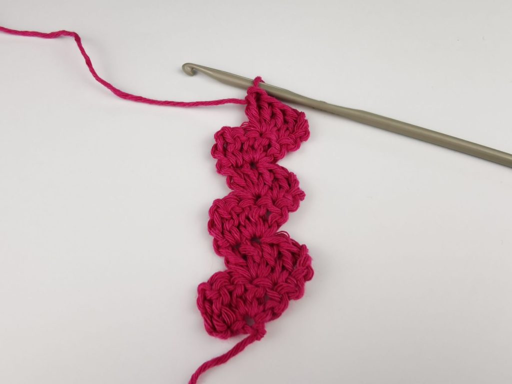 selbst gehäkeltes großes Zackenband, mehrere Reihen gehäkelt