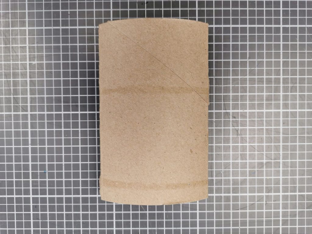 Klopapierrolle platt drücken und Falz gut feststreichen