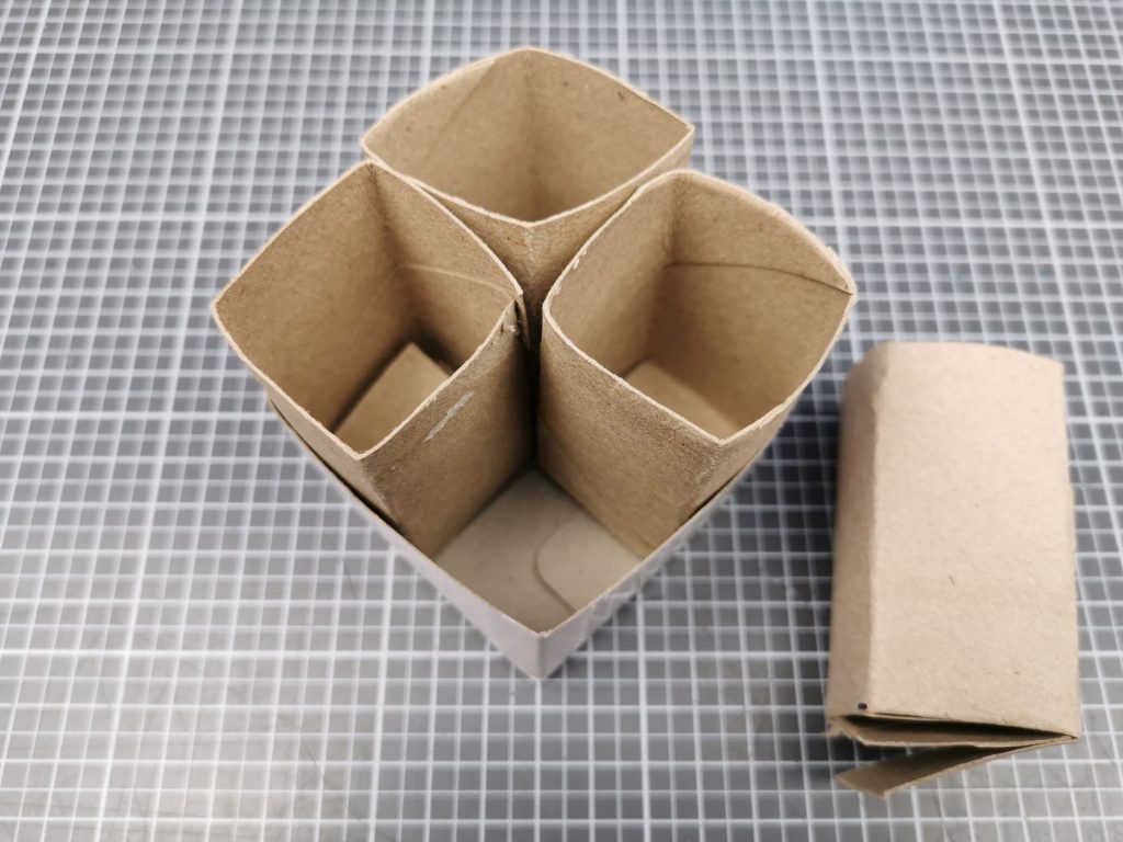 Ofenanzünderhüllen in Karton stellen