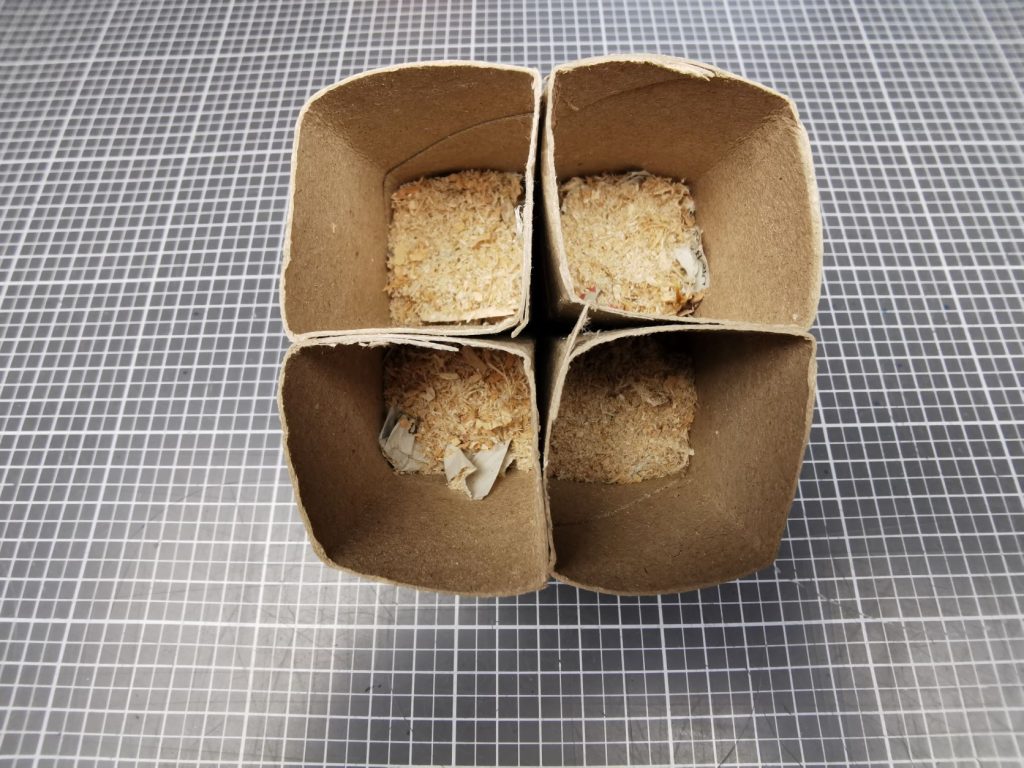 eine Schicht Sägemehl einfüllen