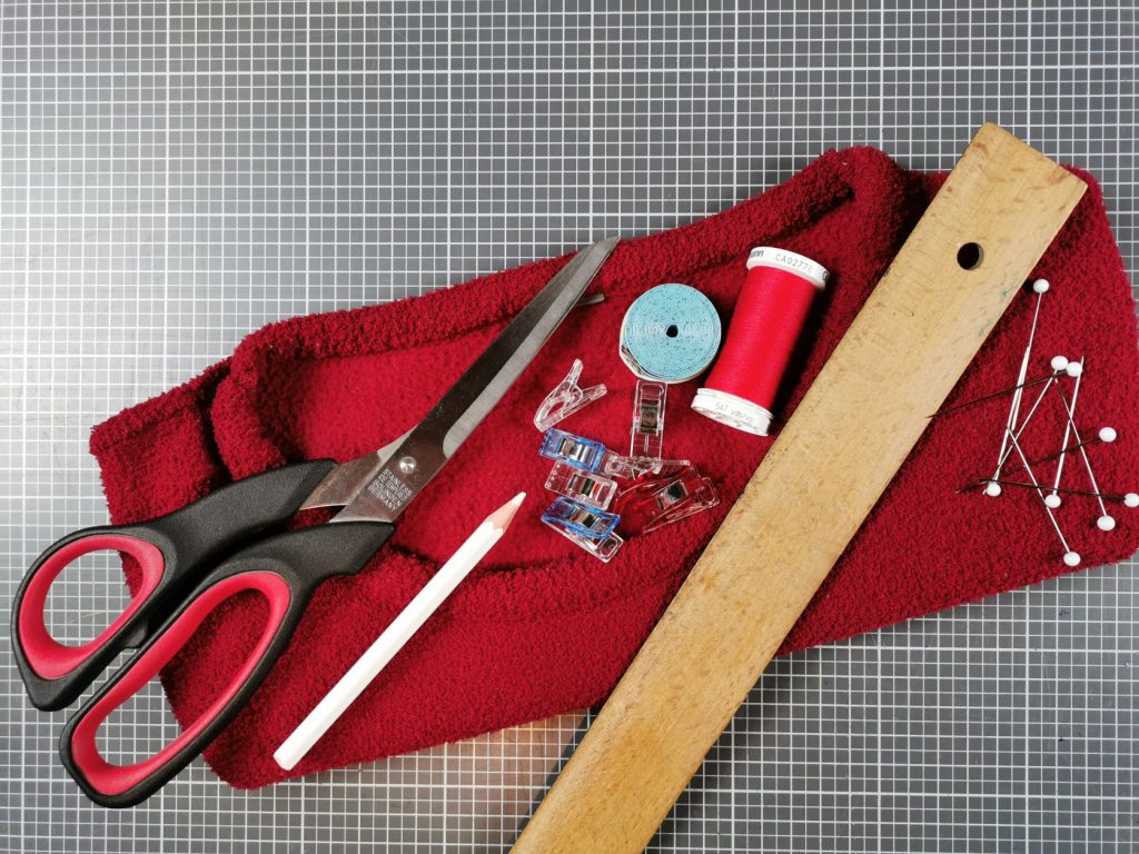 Zutaten für einen Upcycling-Hüftschmeichler und Stulpen