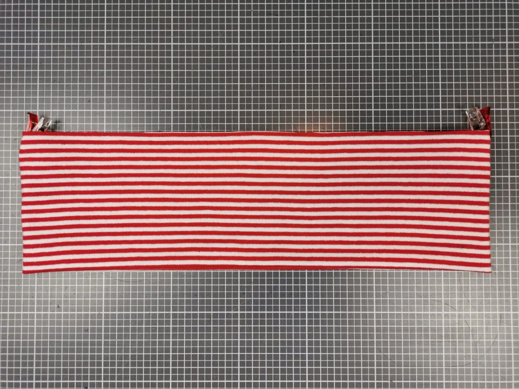 Bündchen in der Höhe halbieren, rechts und links zusammenstecken