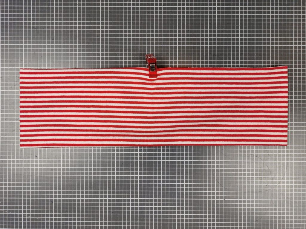 Markierungen mittig aufeinanderlegen und wieder rechts und links stecken