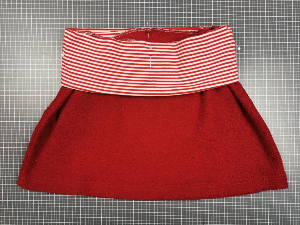 Bündchen rechts auf rechts an die Oberkante des Hüftschmeichlers stecken