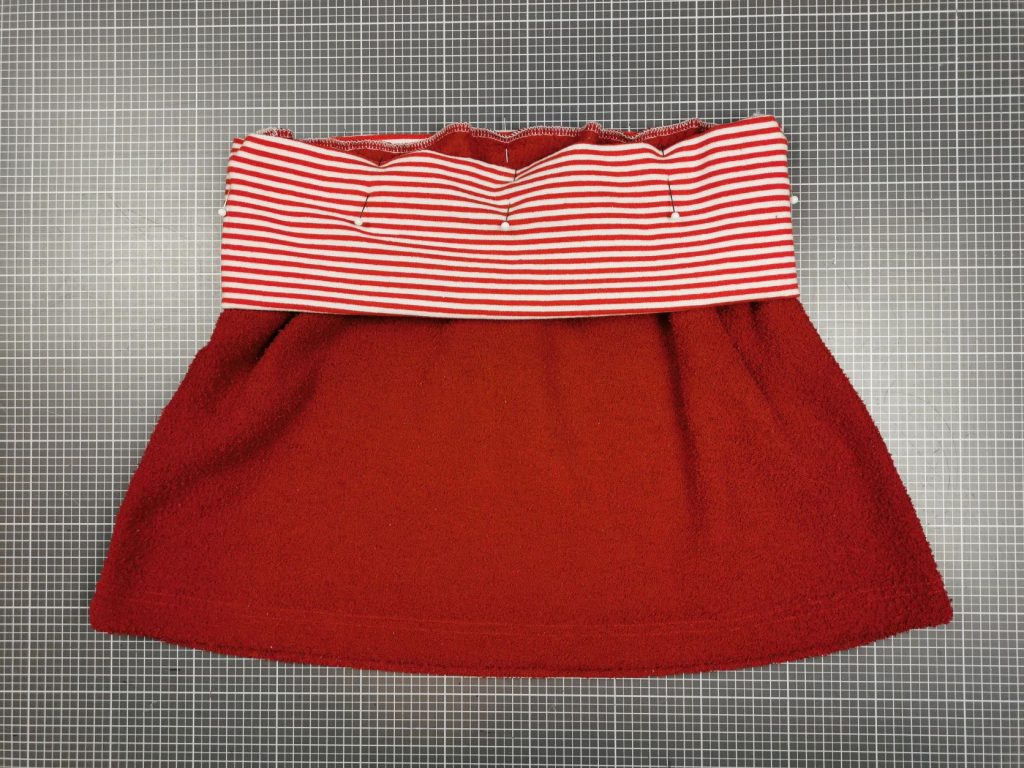 mittig zwischen den Rockvierteln weitere Stecknadeln anbringen und zusammennähen