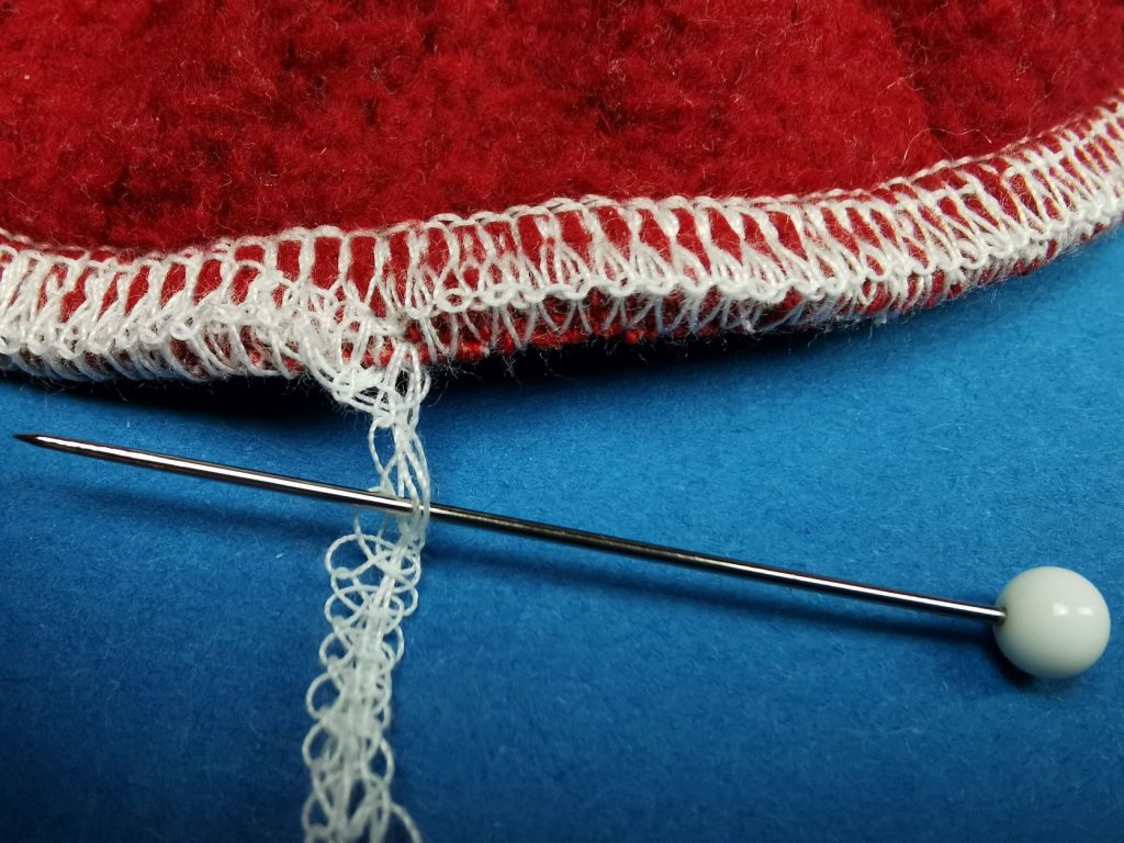 Overlocknaht: gerade Fäden aus den geschlungenen herausziehen