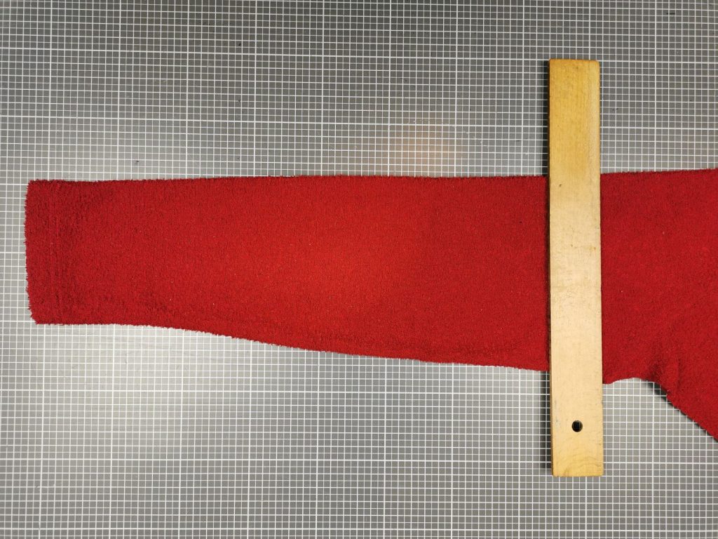 Ärmel in der gewünschten Länge parallel zum Ärmelbündchen abschneiden