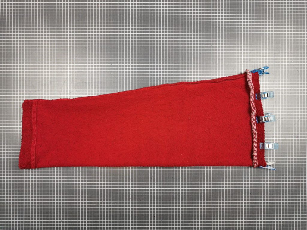 Schnittkante umschlagen und festnähen