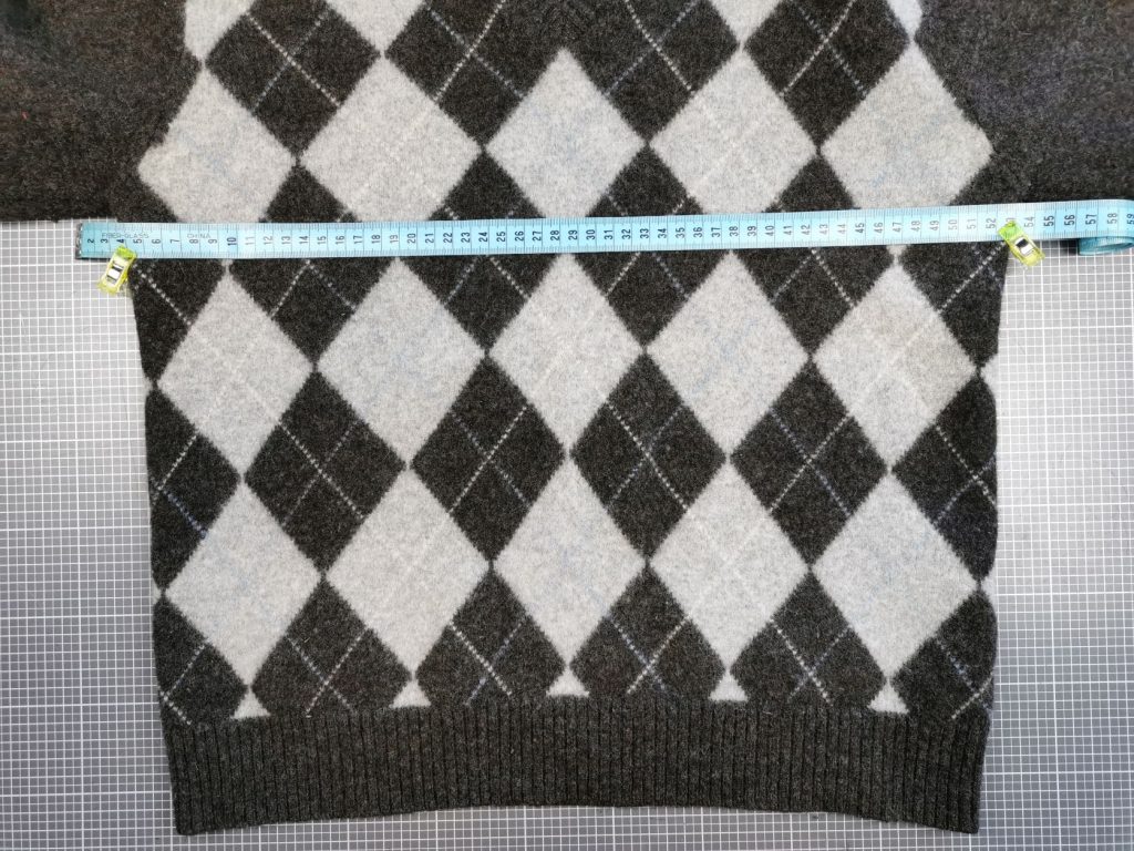 Wollpullover durchschneiden