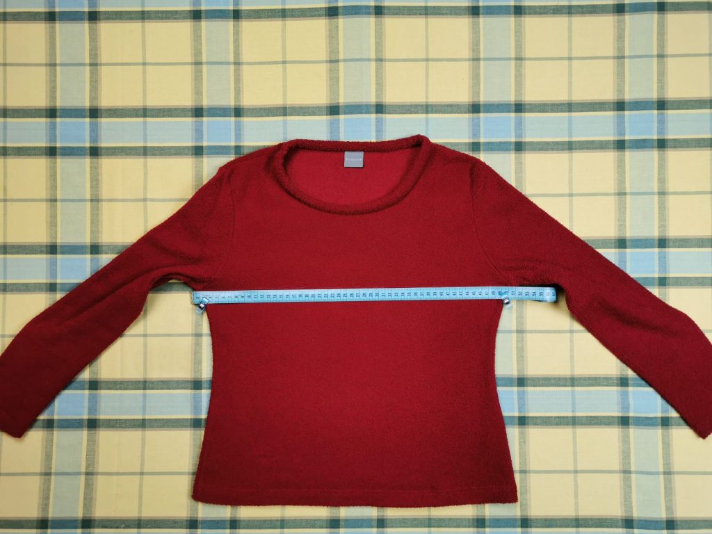 Zeichne die Schnittlinie unter den Armlöchern an.