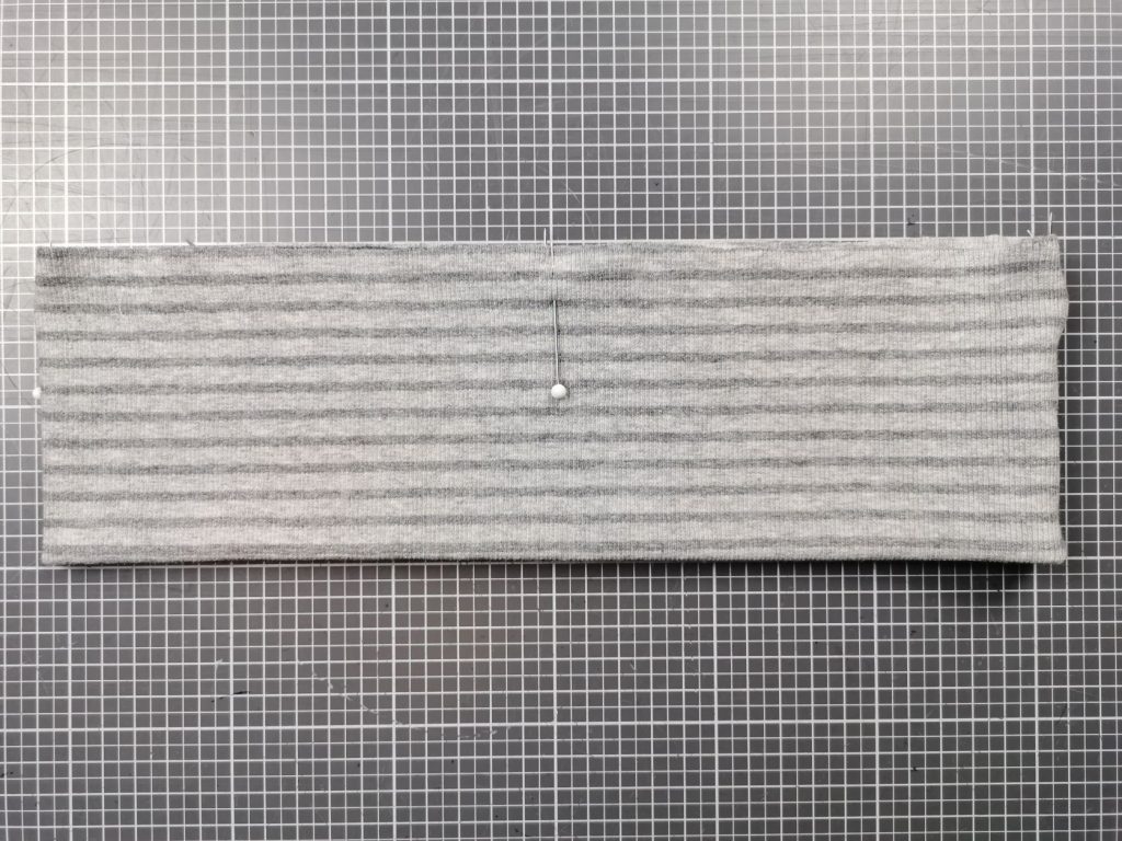 Bündchen längs falten und Viertel markieren