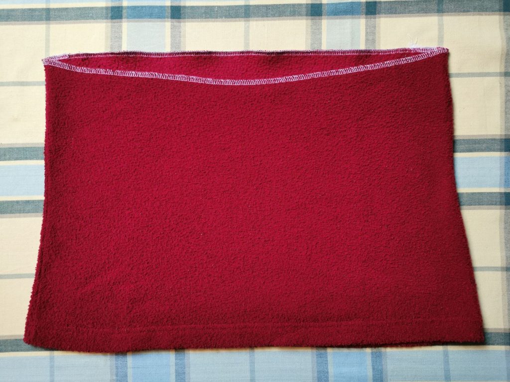 Bundlinie wie angezeichnet zuschneiden und versäubern.