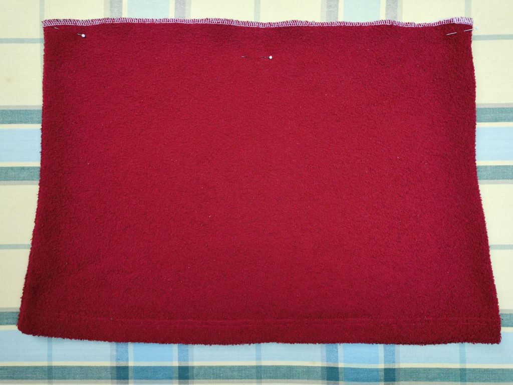 Bundhöhe im Bauchbereich anpassen: halbrunde Linie anzeichnen.