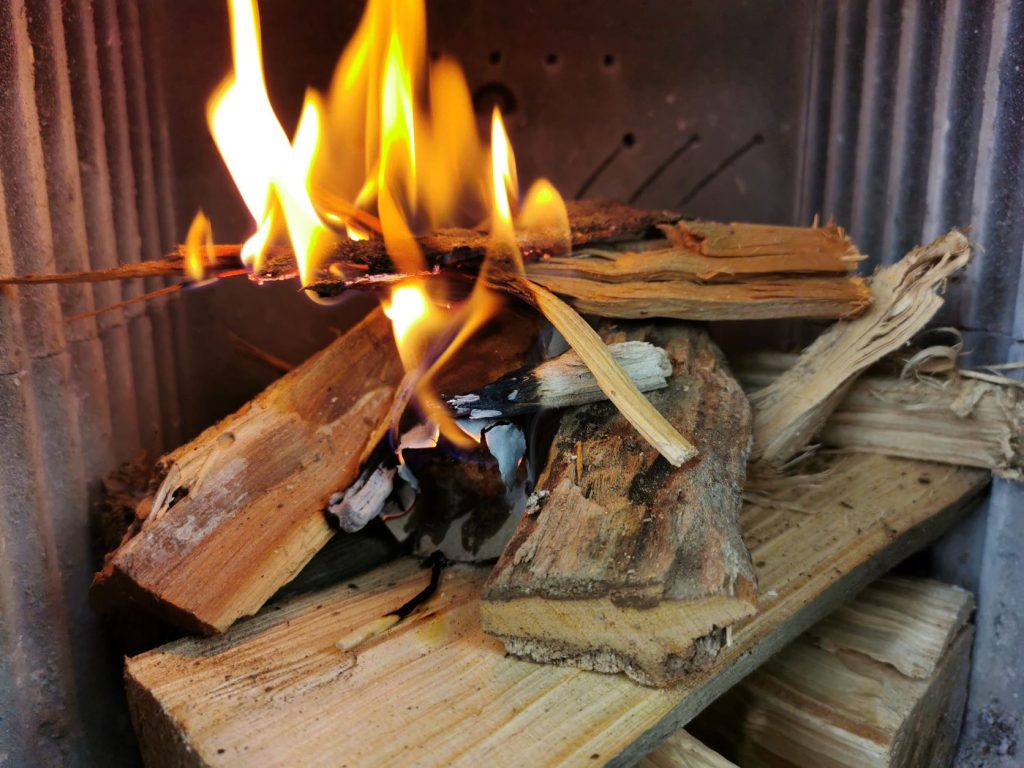 gerade entzündetes Kaminfeuer mit Ofenanzünder