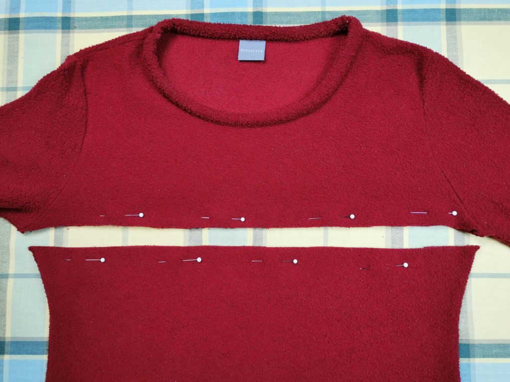 Vor dem Durchschneiden die Lagen oberhalb und unterhalb der Schnittlinie mit Stecknadeln fixieren.