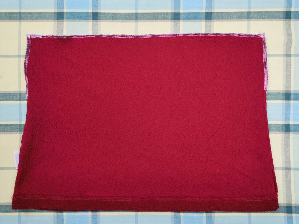 Entlang der angezeichneten Linie abschneiden, zusammennähen und versäubern.