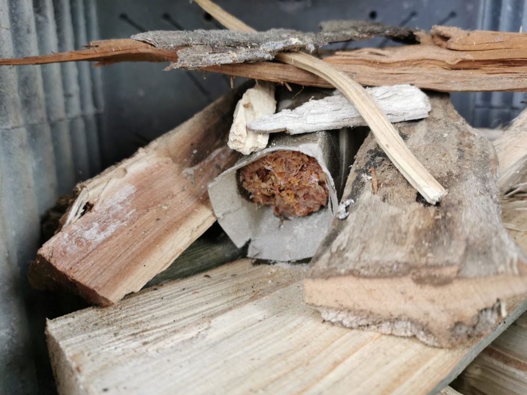 geschichtetes Kaminfeuer mit selbst gemachtem Ofenanzünder