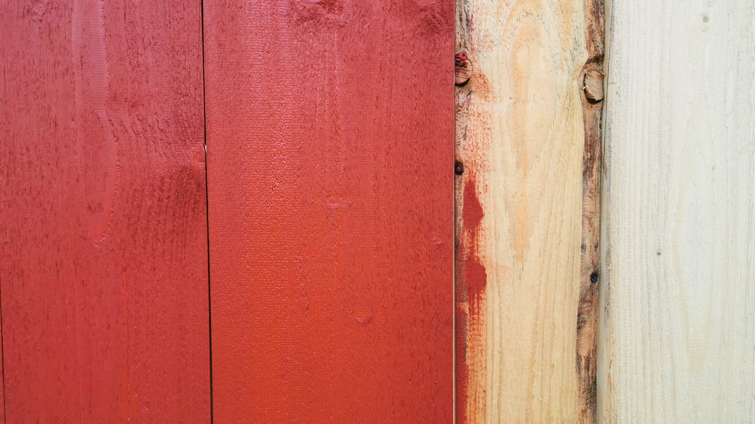Einmalanstrich mit Leinölfarbe auf sägerauem Holz