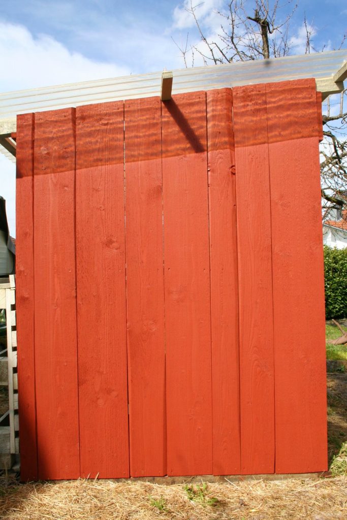 Wand aus sägerauen Brettern einmal mit Leinölfarbe gestrichen