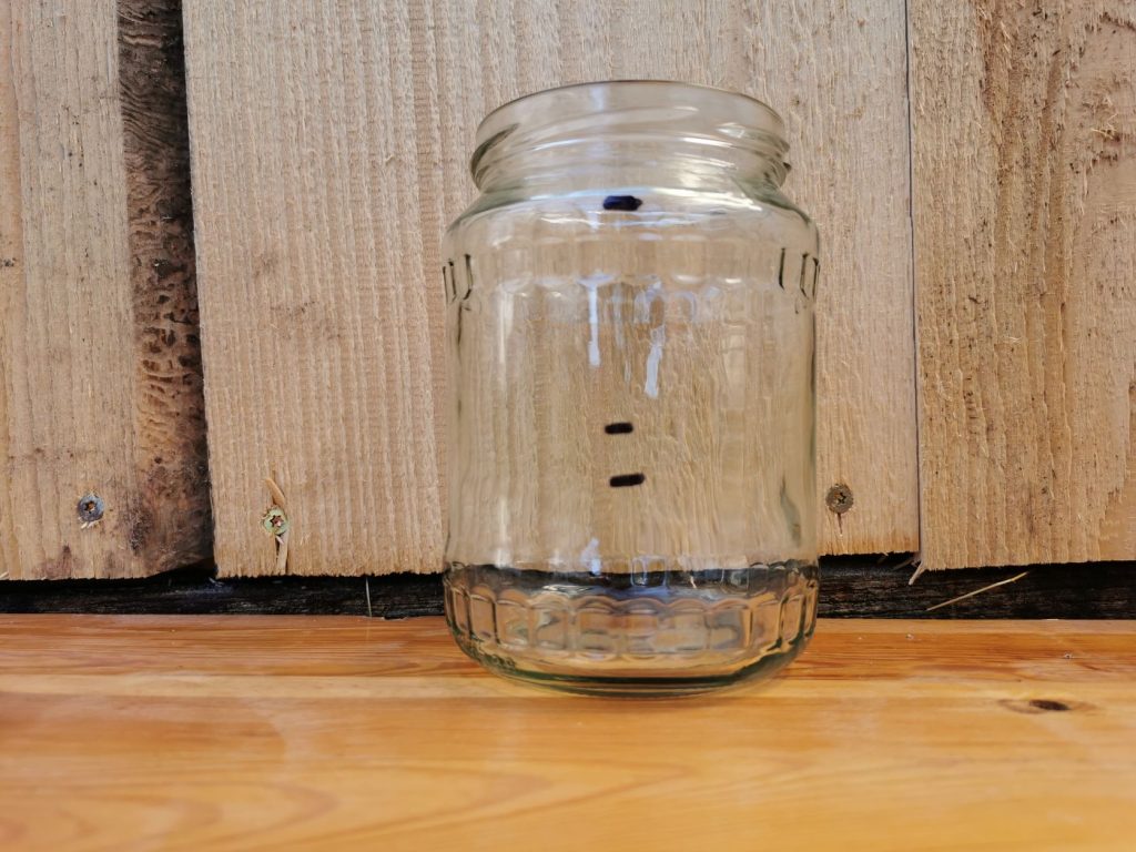 Behältnis mit angezeichneten Füllmengen