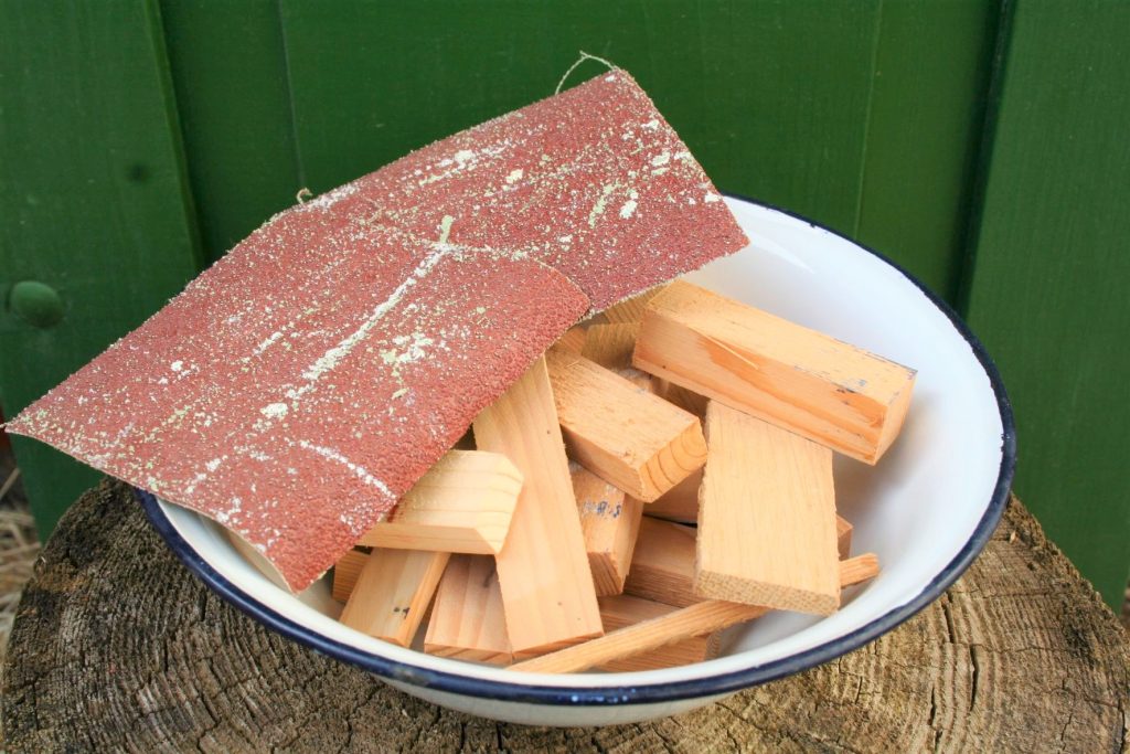 Holzplättchen und Schleifpapier für Transport und Lagerung frisch gestrichener Bretter